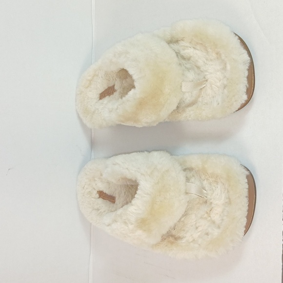 Olukai Kīpe'a Heu Women’s Fuzzy Slipper Sandals in cream - Picture 3 of 11